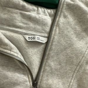 Gray woman’s crewneck sweatshirt